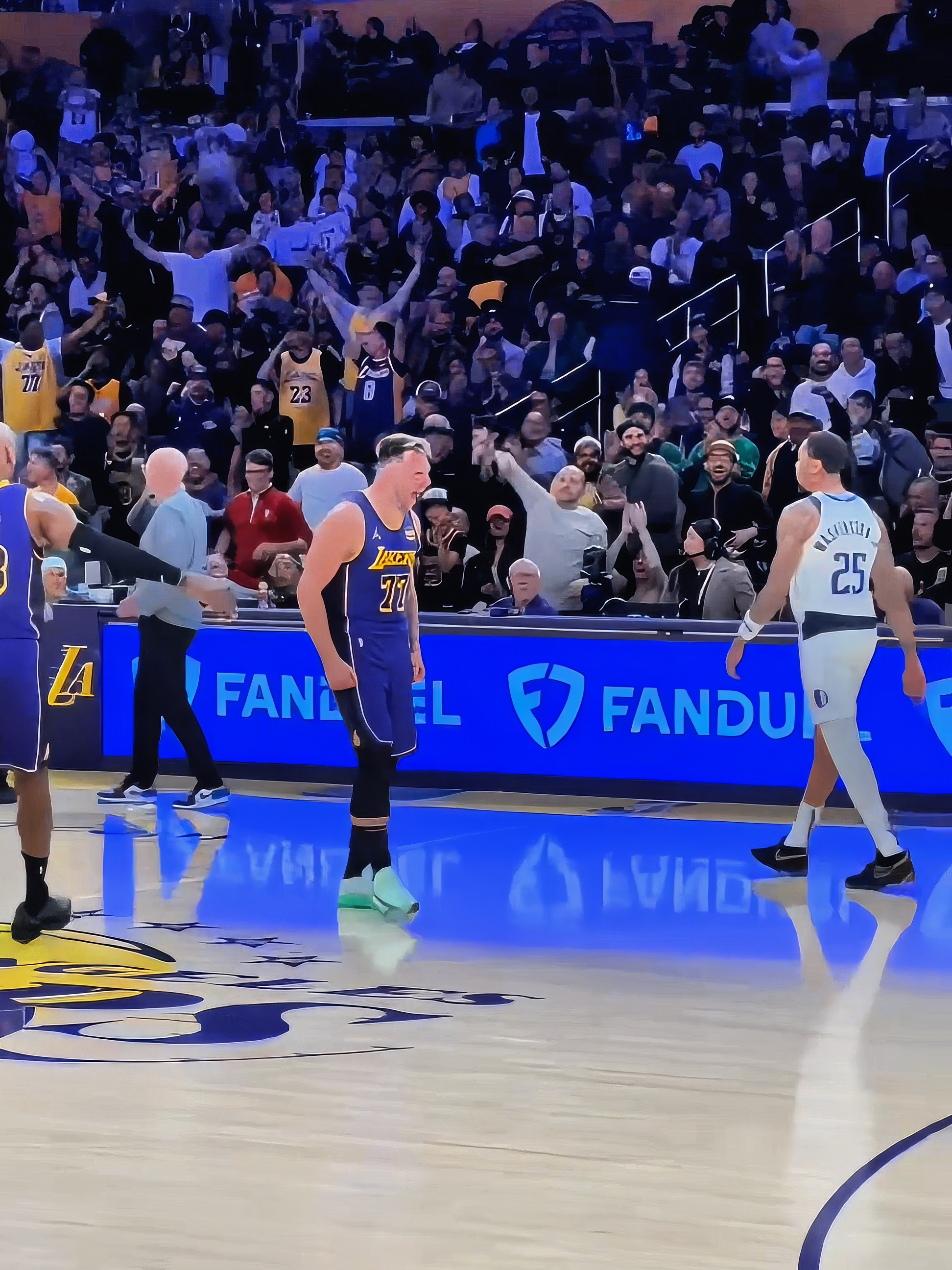 爱游戏-包含东契奇在加拿大队比赛中持续失利，败北引发热议！赛场气氛高涨的词条