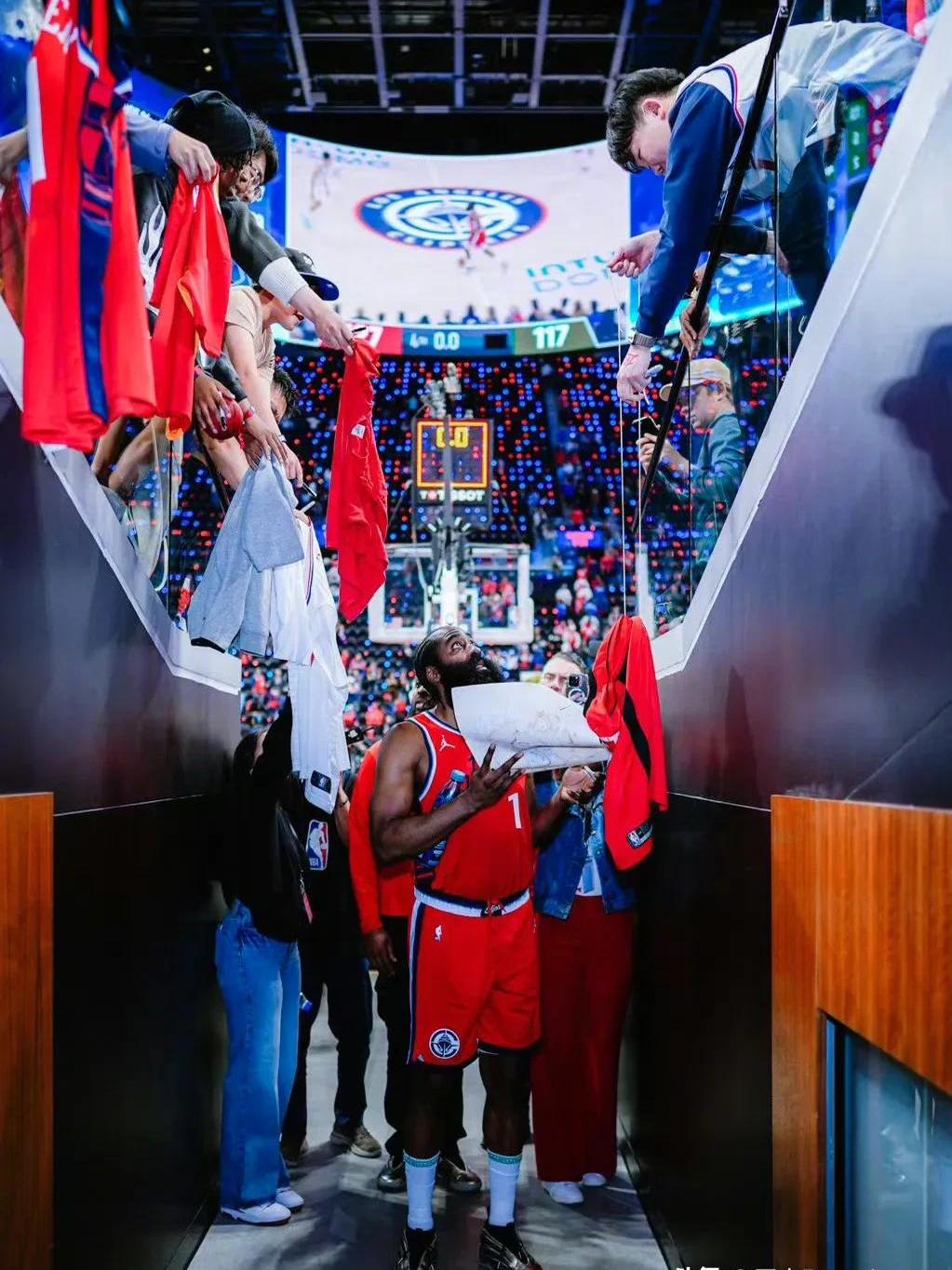 爱游戏app下载-关于RNG观众热烈欢呼！，哈登迎来十赛季出色发挥赛场气氛高涨的信息