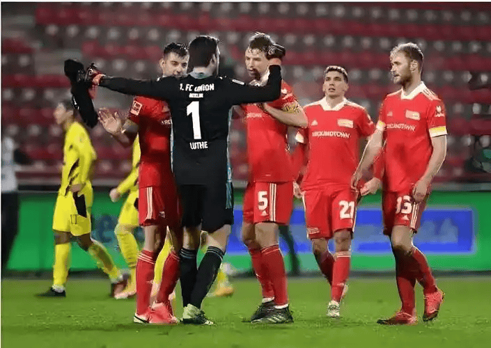 国际比赛日德国杯焦点战；斯图加特强势反弹；底气十足；临场指挥获称赞的简单介绍